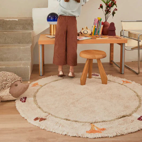 Lorena Canals - Vloerkleed - Rond met aan de rand gekleurde paddelstoelen in het rood en geel. Diameter van 140 cm.