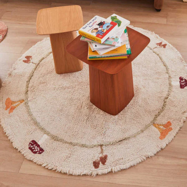 Lorena Canals - Vloerkleed - Rond met aan de rand gekleurde paddelstoelen in het rood en geel. Diameter van 140 cm.