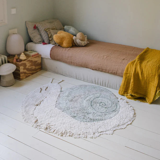 Lorena Canals Machine wasbaar vloerkleed in de vorm van een slak. Met grijze en licht blauwe kleuren.