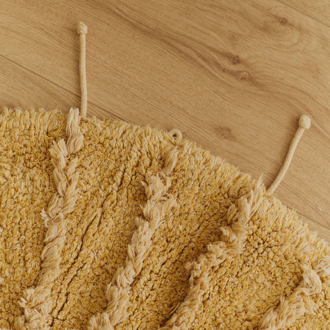 Lorena Canals machine wasbaar vloerkleed in de vorm van een zon. Goud geel van kleur. 