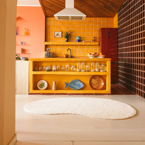 Lorena Canals Vloerkleed gemaakt van wol. Machinewasbaar. In de vorm van een Silhouette. Kleur: Naturel Off White. In drie verschillende formaten.