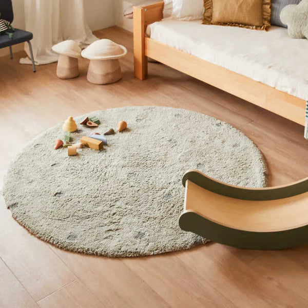 Lorena Canals machine wasbaar vloerkleed rond blauw met donker blauwe stippen. 