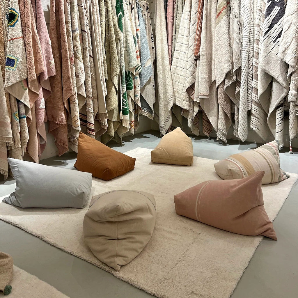 Zitzak poef in verschillende kleuren. Lorena Canals.