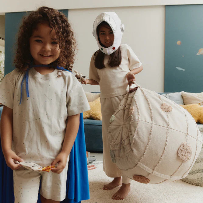 Lorena Canals Machine wasbare poef, in beige tinten met planeten.