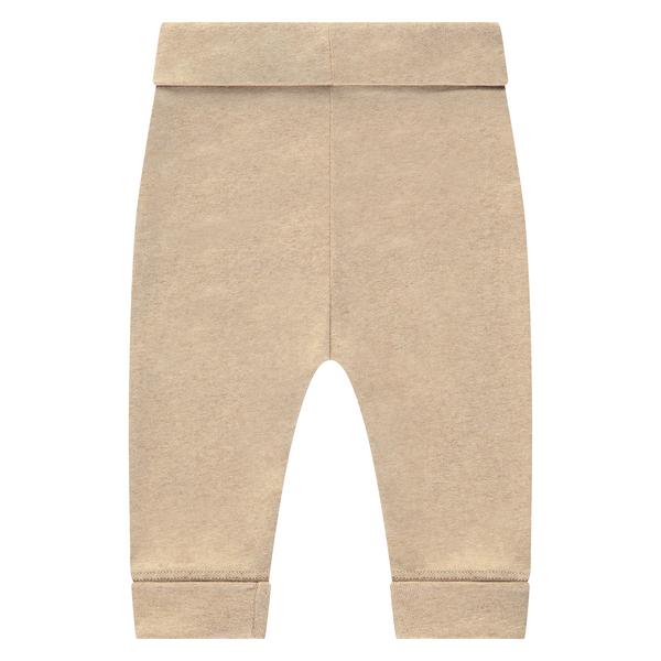 Een beige baby broekje