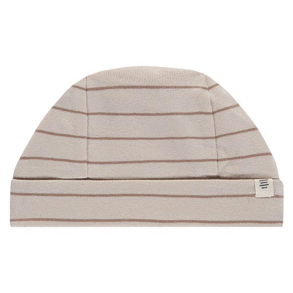 Een beige kleurig babymutsje met streepjes