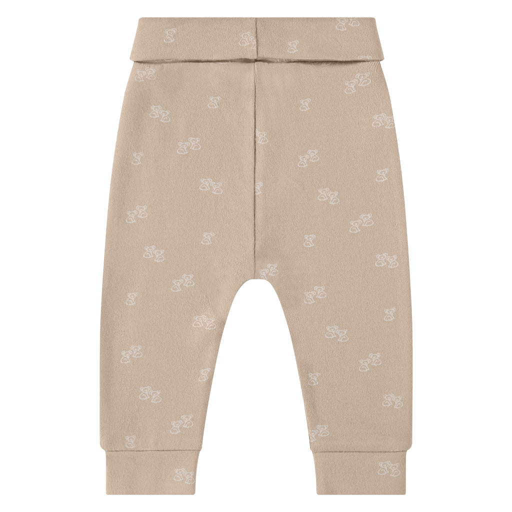 Een beige babybroekje met witte koalabeertjes