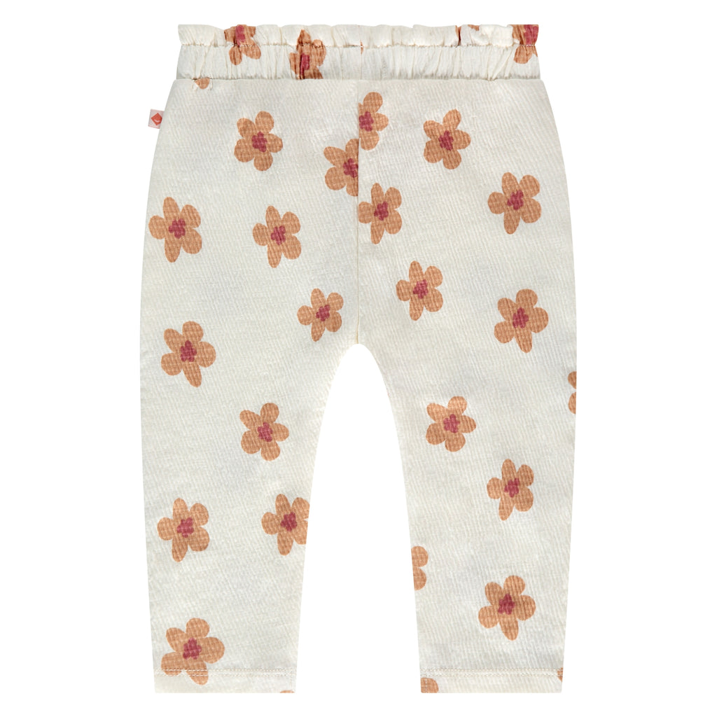 Een wit babybroekje met bloemetjes