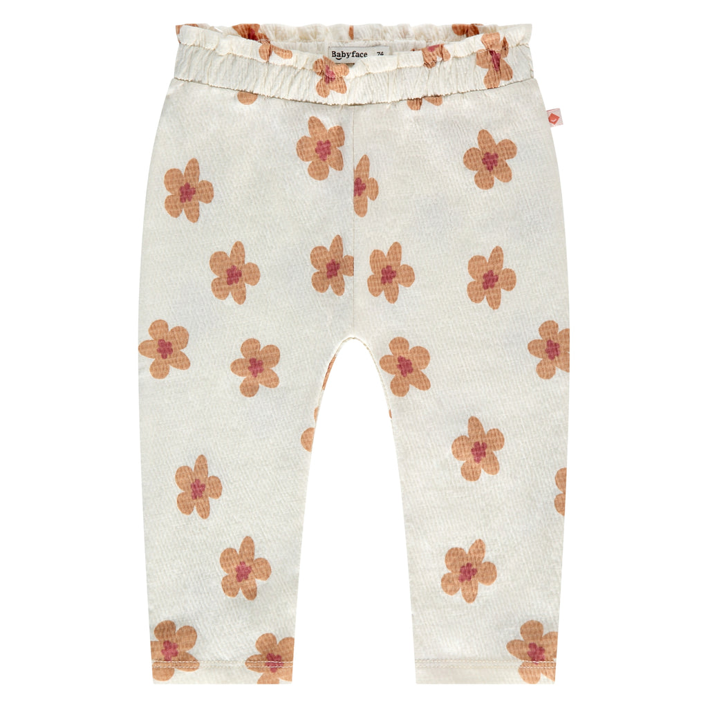 Een wit babybroekje met bloemen