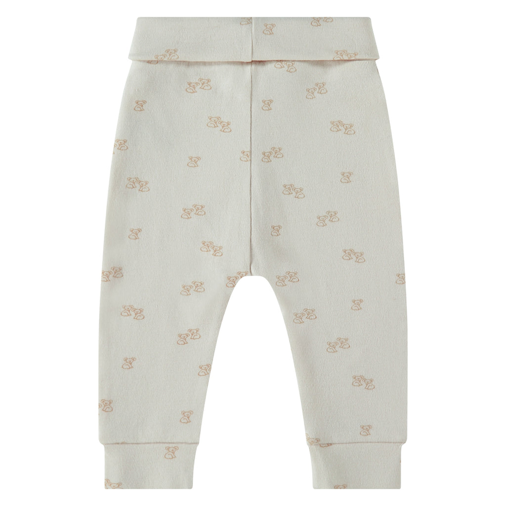 Een ivory kleurig babybroekje met beige koalabeertjes