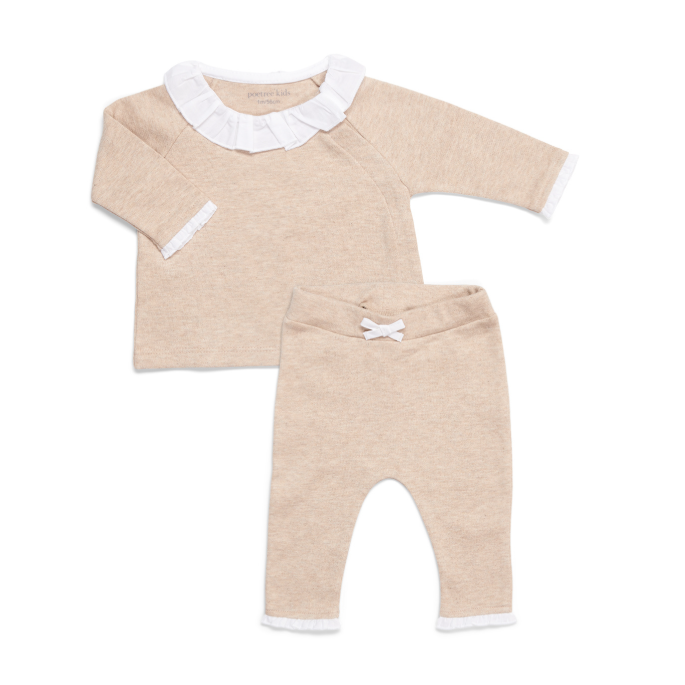 Een tweedelig babypakje in het beige