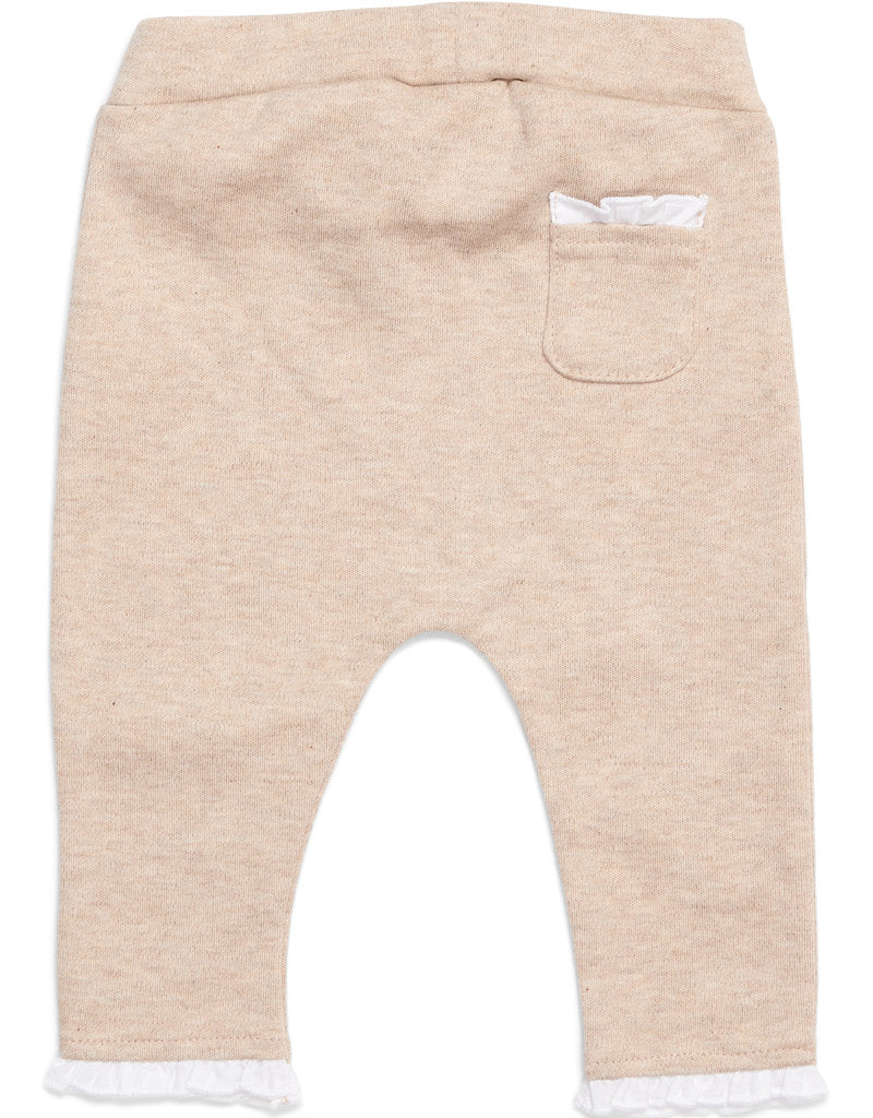 De achterkant van een beige broekje