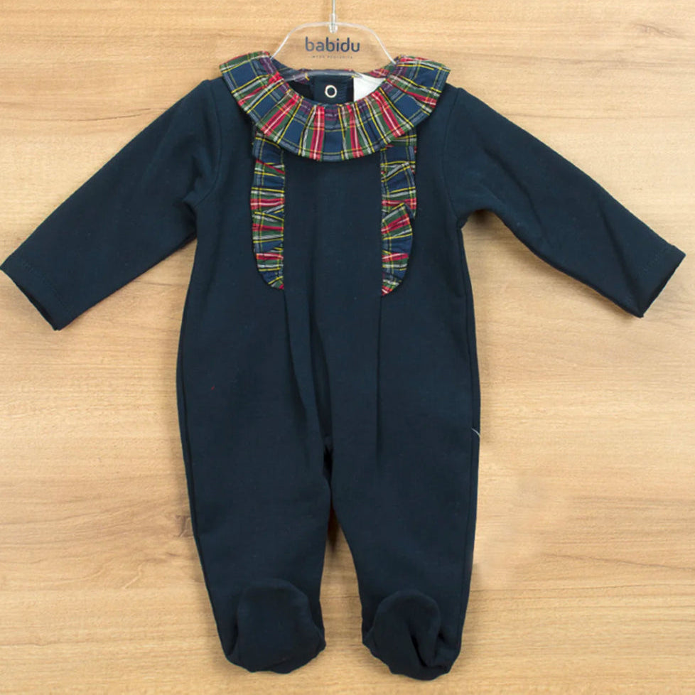 Een donkerblauw babypakje met een rood geruit kraagje.