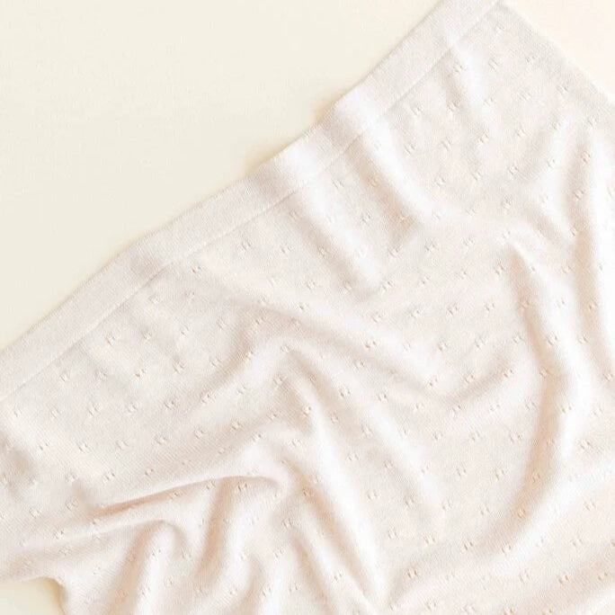 Een witte babydeken