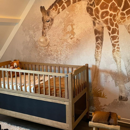 Fleur des Fleurs Behang Copper Gold Giraffe Bubblegum in vinyl en vlies.