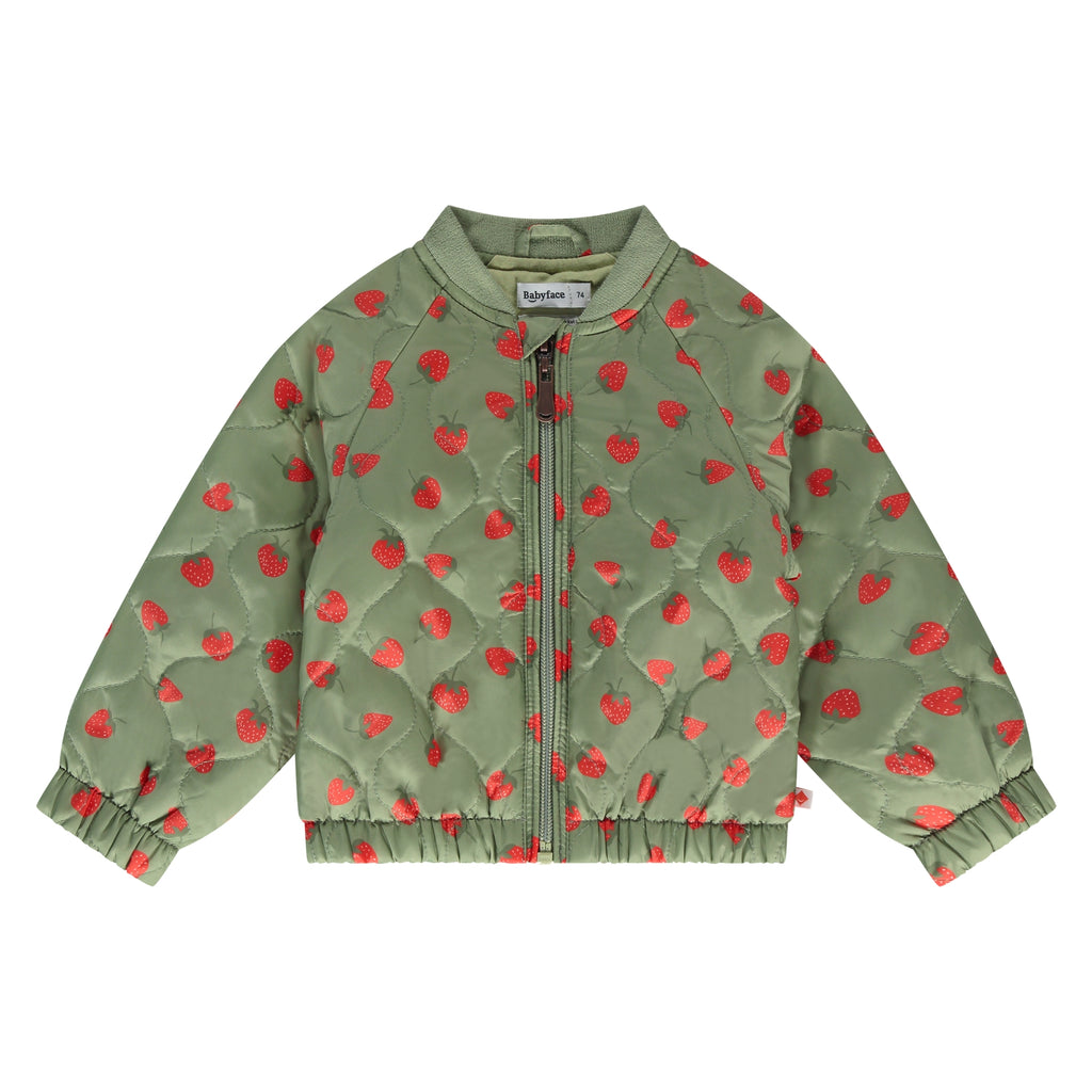 Een groen babyjasje met rode aardbeien