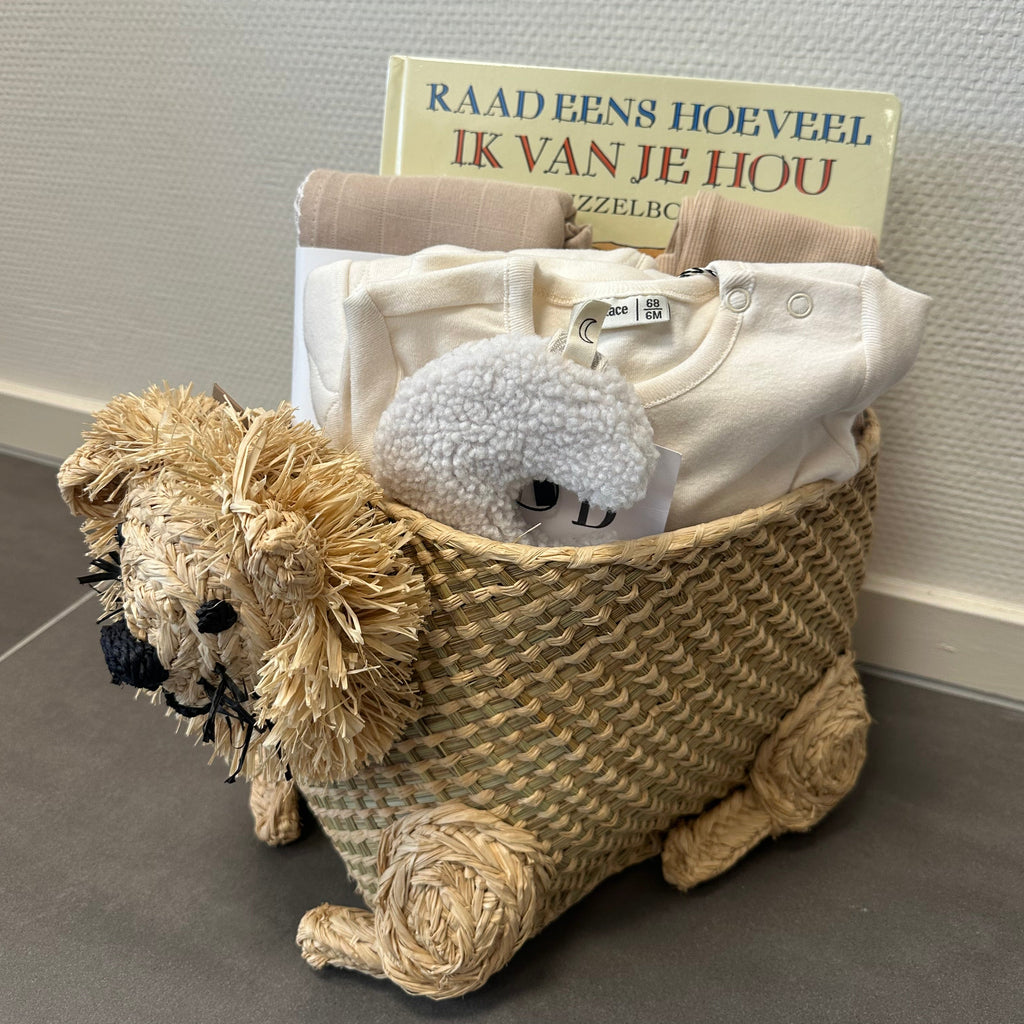 Lovt Amsterdam Kraammand, raffia opbergmand in de vorm van een leeuw met beige kleurige kleding, hydrofiele doek, boek en speenknuffeltje.