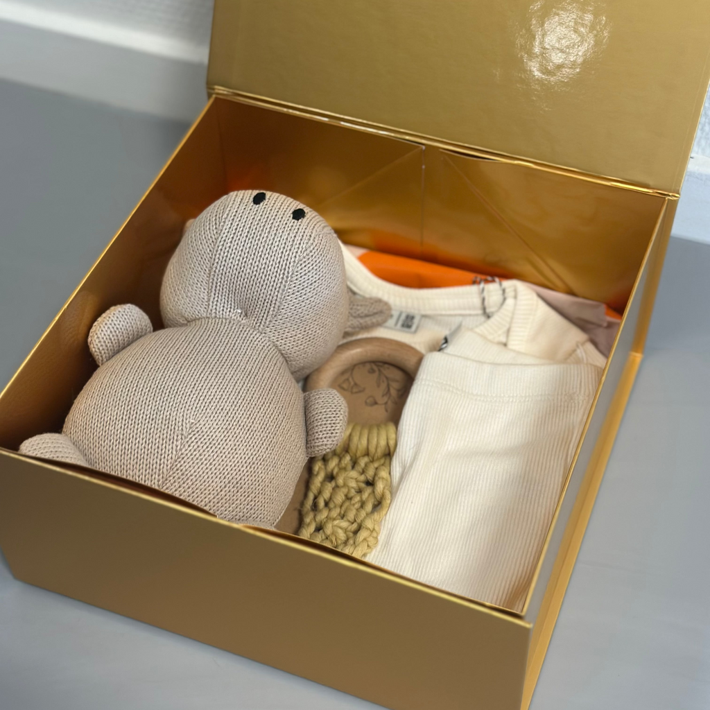 Lovt Amsterdam Kraammand goud met ivory kleurig kledingsetje, unisex. Knuffel, rammelaartje en bijtring.