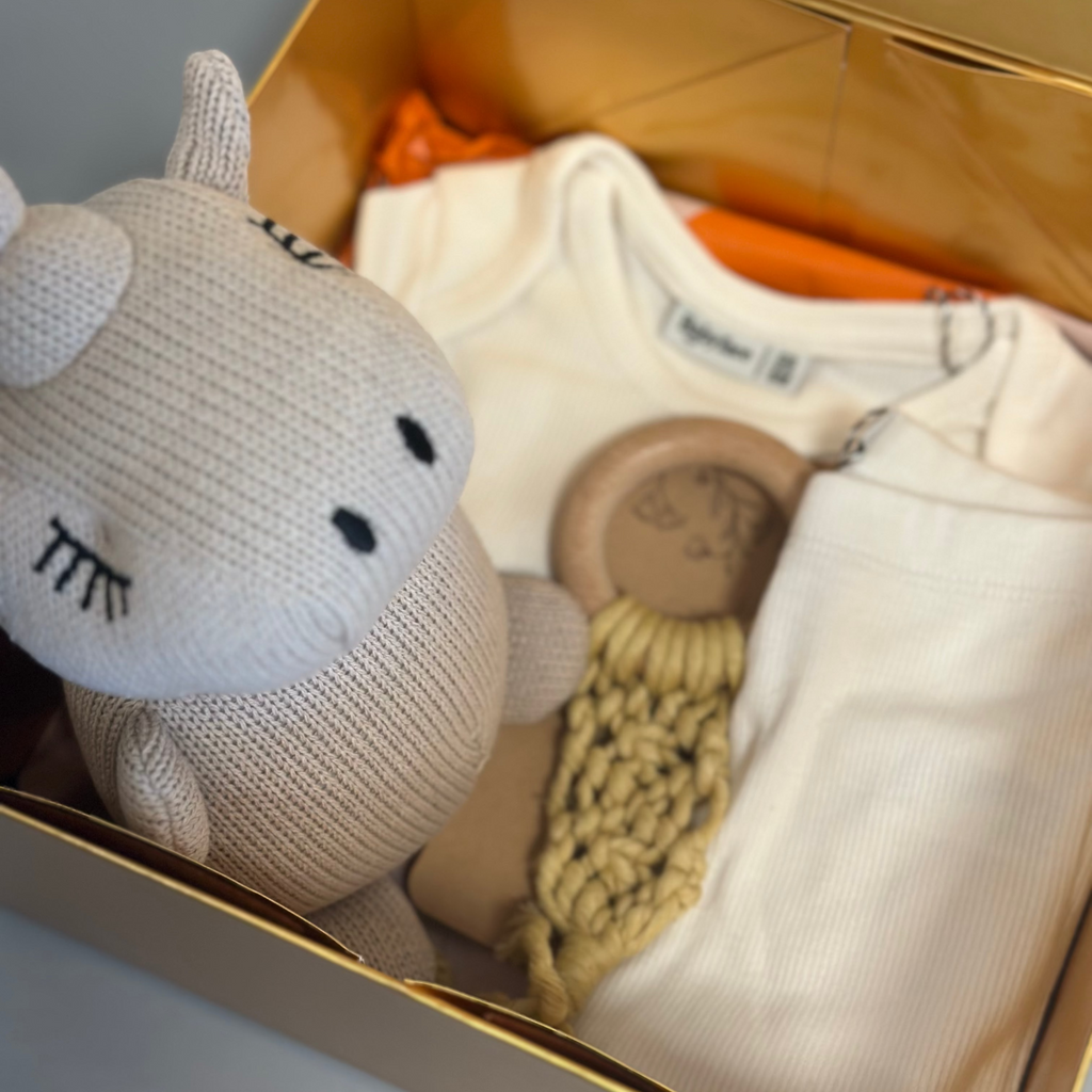 Lovt Amsterdam Kraammand met ivory kleurig kledingsetje, knuffel, rammelaartje en bijtring