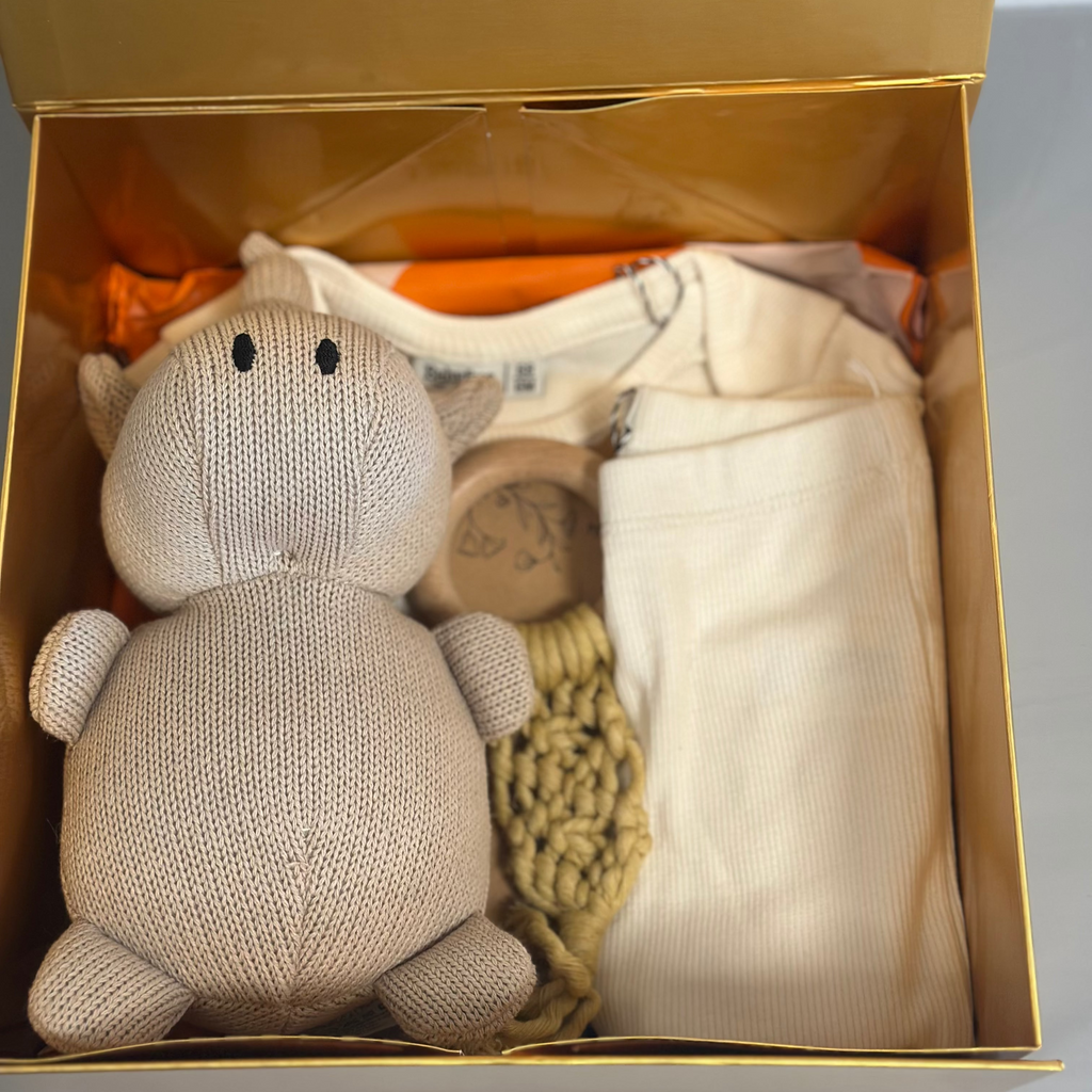 Lovt Amsterdam Kraammand met ivory kleurig kledingsetje, knuffel, rammelaartje en bijtring