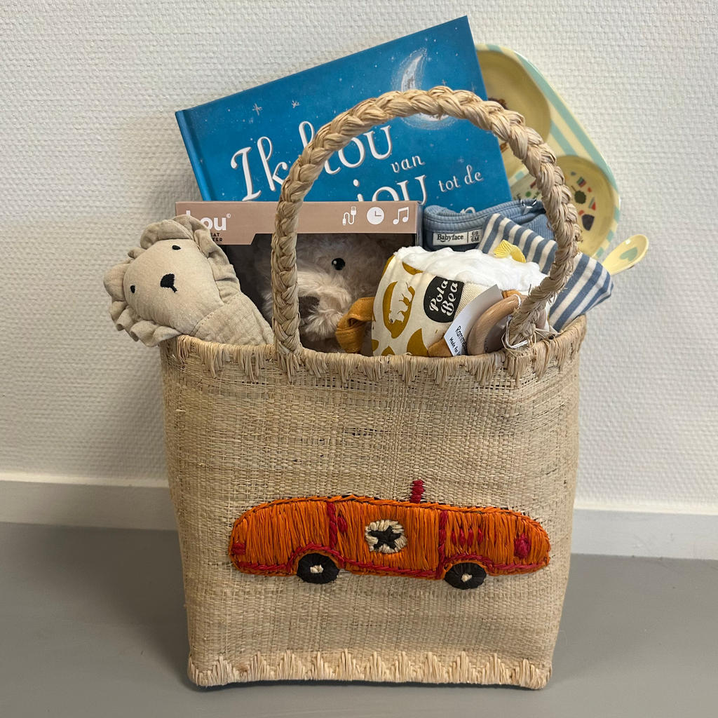 Kraammand met stoere auto gevuld met kraamcadeautjes voor een jongetje