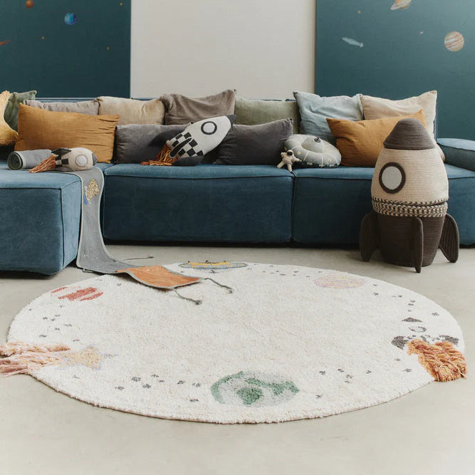 Een rondvloerkleed in een kinderkamer met astronauten
