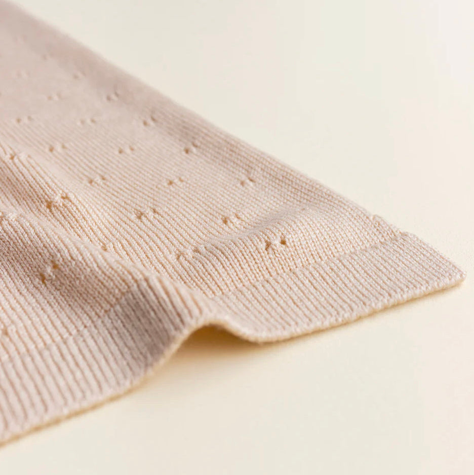 Een licht beige wiegdeken