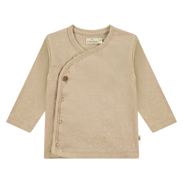 Een beige long sleeve met overslag