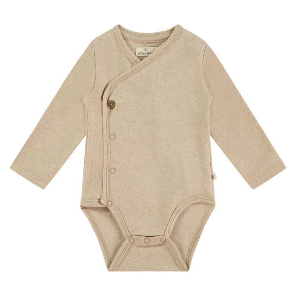 Een beige romper met overslagknoopjes