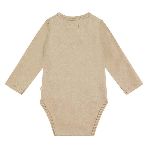 De achterkant van een beige overslag romper