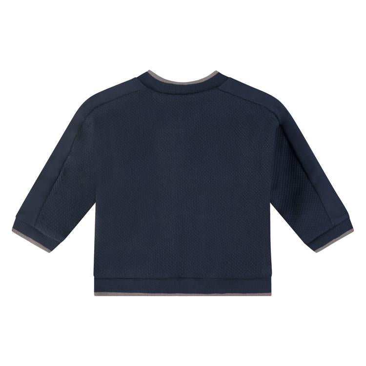 Een donkerblauw baby vestje