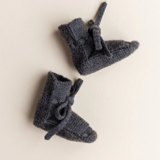 Hvid Booties, babysokjes gemaakt van merinowol. Kleur: Charcoal - Maat 0-9 maanden. Verkrijgbaar in verschillende kleuren.