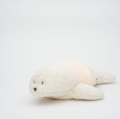 Knuffel in de vorm van een zeehond met een module in het buikje met Hartslag en Licht 