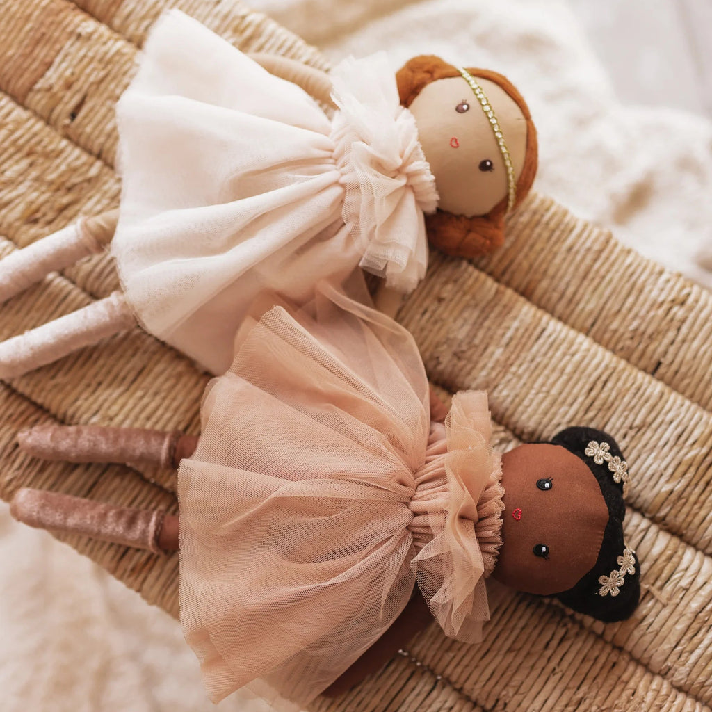 Mrs. Ertha Lilly Toots handgemaakte knuffelpoppen voor kinderen.