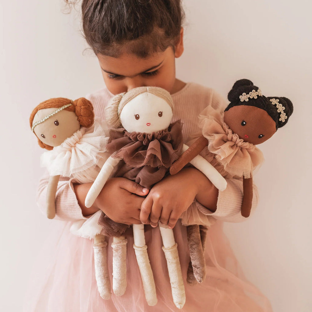 Mrs. Ertha Lilly Toots handgemaakte knuffelpop voor kinderen.