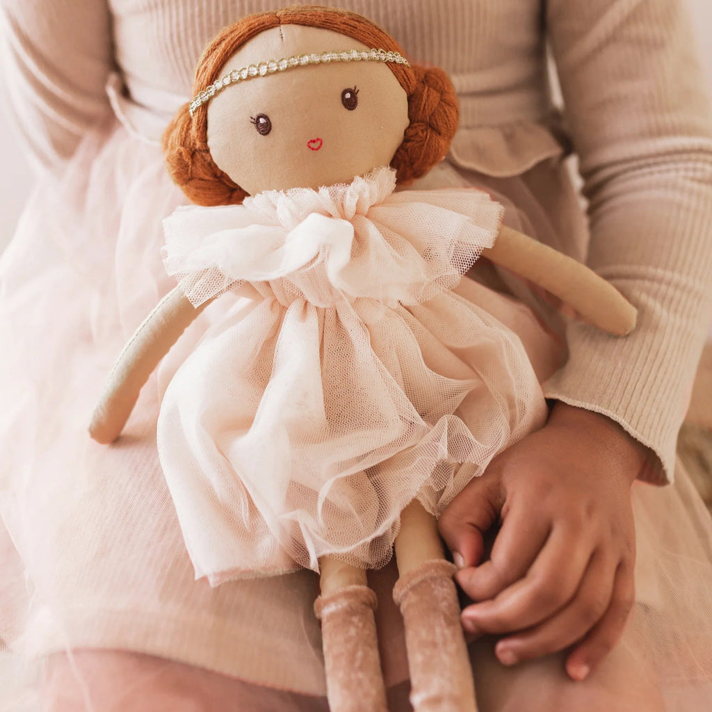 Mrs. Ertha Lilly Toots handgemaakte knuffelpop voor kinderen.