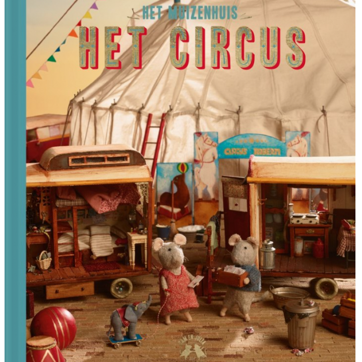 Het circus is gearriveerd! In dit derde deel van de populaire prentenboekenreeks over Het Muizenhuis gaan we samen met de avontuurlijke muis Julia mee op reis met het circus - een betoverende plek waar iedereen zichzelf mag zijn.