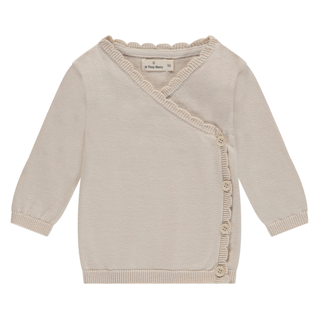 Een licht beige overslagshirtje met roeseltje