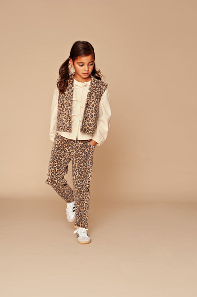 Panter broek en panter giletje stains & stories met creme kleurige blouse met strikjes.