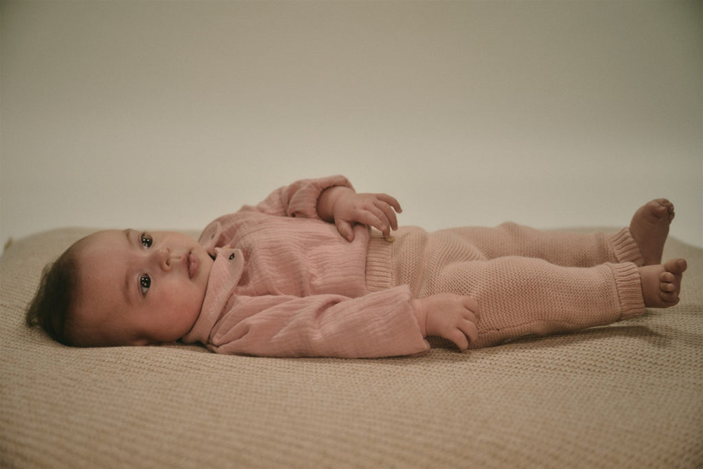 Petite Maison Baby Broekje in het roze, wit en beige. Verkrijgbaar in maat 50,56,62,68,74