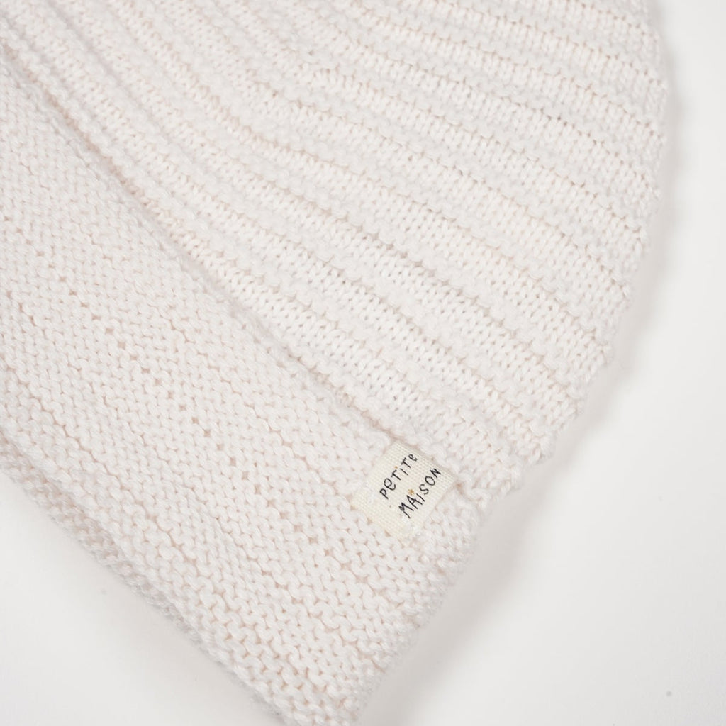 Petite Maison Baby Mutsje verkrijgbaar in Offwhite, beige en pink.