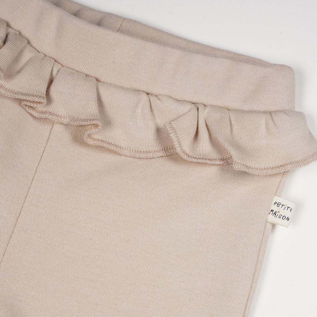 Petite Maison Baby broekje beige met roeseltje aan de bovenkant.