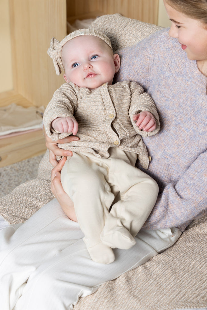 Petite Maison Baby vestje in de kleur beige, pink en wit. In maat 50,56,62,68,74.