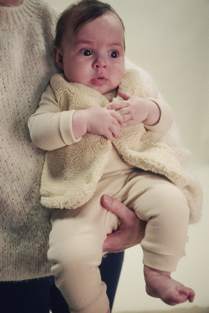 Petite Maison Set - Romper + Broekje in de kleur Stormy Beige en Stormy Pink. Verkrijgbaar in maat 50-56, 62,68 en 74. 