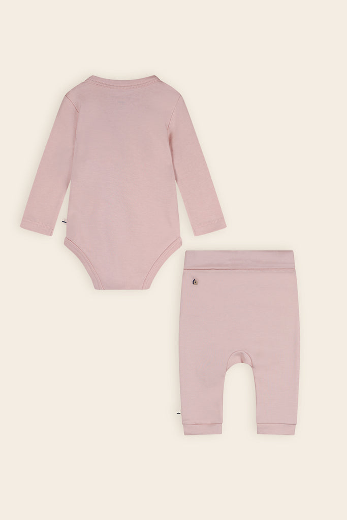 Petite Maison Set - Romper + Broekje in de kleur Stormy Roze. Verkrijgbaar in maat 50-56, 62,68 en 74. 