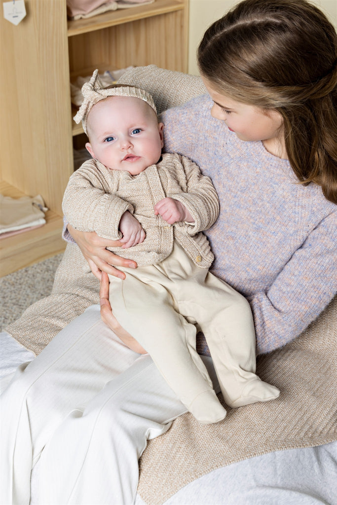 Petite Maison Baby vestje in de kleur beige, pink en wit. In maat 50,56,62,68,74.