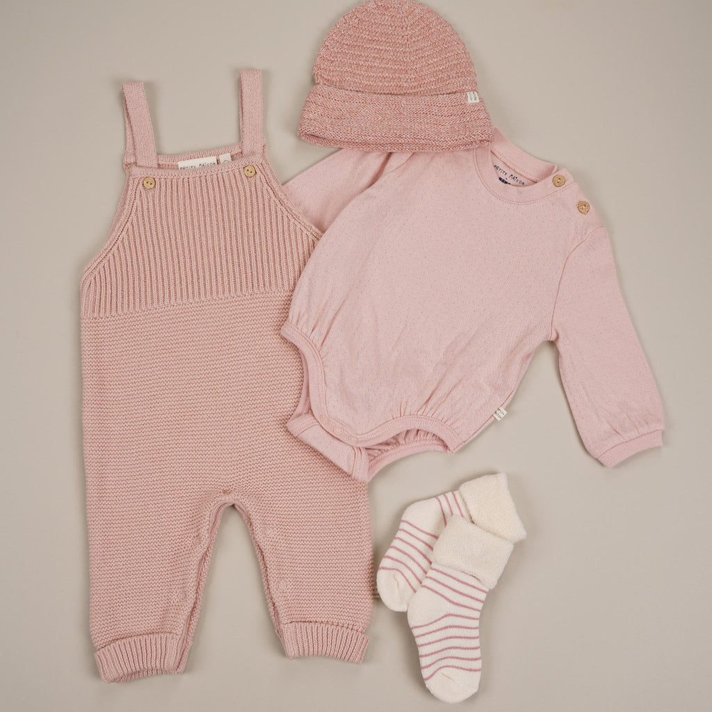 Petite Maison set tuinbroek, romper, mutsje en babysokjes roze 