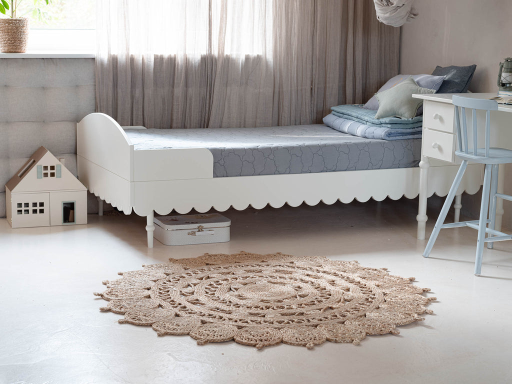 Een éénpersoonsbed in een kinderkamer