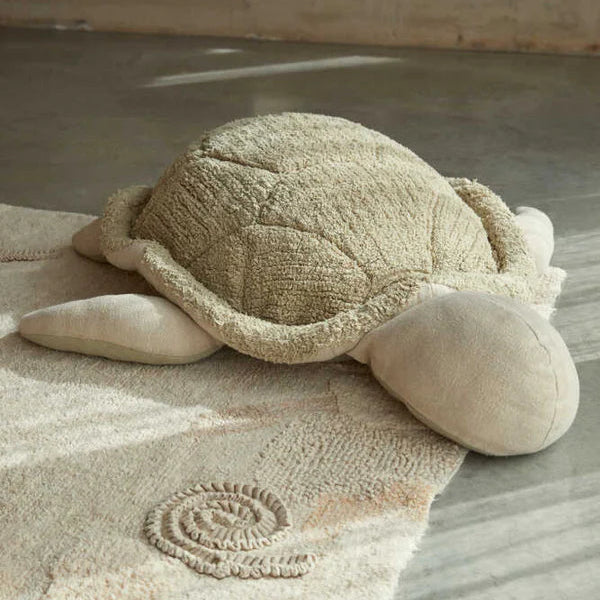 Een poef in de vorm van een schildpad. 