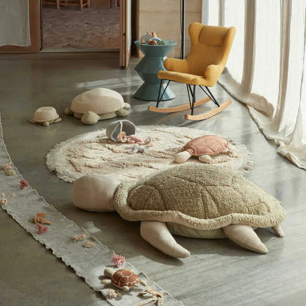 Een poef in de vorm van een schildpad. 